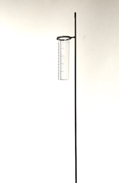 Foto: Regenmeter glas met standaard